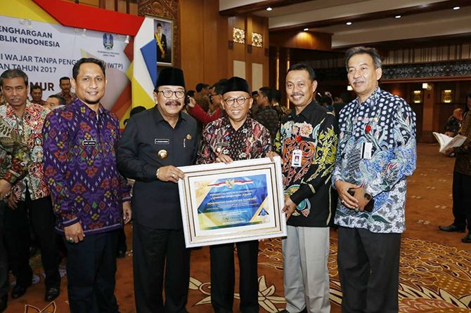 MEMBANGGAKAN: Bupati Sumenep A. Busyro Karim (tengah) menerima penghargaan WTP dari Gubernur Jawa Timur Soekarwo (dua dari kiri) pada 2017. MEMBANGGAKAN: Bupati Sumenep A. Busyro Karim (tengah) menerima penghargaan WTP dari Gubernur Jawa Timur Soekarwo (dua dari kiri) pada 2017.