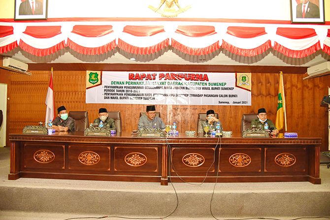 KOMPAK: Ketua DPRD Sumenep Abdul Hamid Ali Munir berdampingan dengan Bupati A. Busyro Karim saat menghadiri sidang paripurna. KOMPAK: Ketua DPRD Sumenep Abdul Hamid Ali Munir berdampingan dengan Bupati A. Busyro Karim saat menghadiri sidang paripurna.