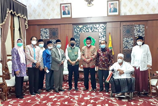 KOMPAK: Rektor, tim penyusun, dan ulama foto bersama Bupati Pamekasan Baddrut Tamam dan Ketua DPRD Fathor Rahman di Peringgitan Dalam Pendapa Ronggosukowati kemarin. KOMPAK: Rektor, tim penyusun, dan ulama foto bersama Bupati Pamekasan Baddrut Tamam dan Ketua DPRD Fathor Rahman di Peringgitan Dalam Pendapa Ronggosukowati kemarin.