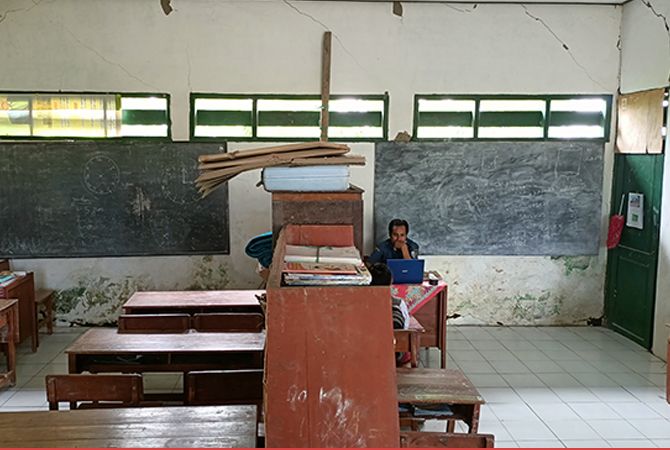 BERBAGI: Salah seorang guru SDN Majangan 1 berada di ruangan yang disekat jadi dua untuk kelas III dan IV, Senin (1/3). BERBAGI: Salah seorang guru SDN Majangan 1 berada di ruangan yang disekat jadi dua untuk kelas III dan IV, Senin (1/3).