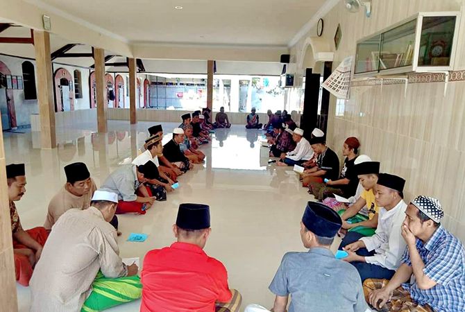 TAMBAH WAWASAN: Penghuni Rutan Kelas II-B Bangkalan berstatus narapidana mengikuti kegiatan siraman rohani yang dipimpin sipir. TAMBAH WAWASAN: Penghuni Rutan Kelas II-B Bangkalan berstatus narapidana mengikuti kegiatan siraman rohani yang dipimpin sipir.