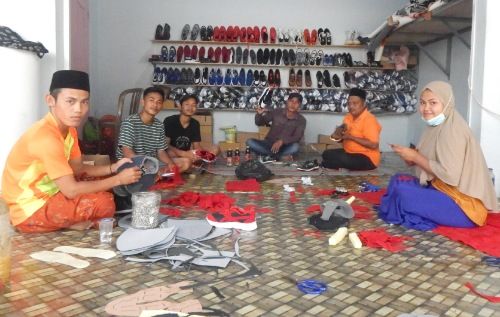 BERHASIL: Sejumlah anak muda berada di tempat Industri Sepatu PSG di Desa Pasanggar, Kecamatan Pegantenan. BERHASIL: Sejumlah anak muda berada di tempat Industri Sepatu PSG di Desa Pasanggar, Kecamatan Pegantenan.