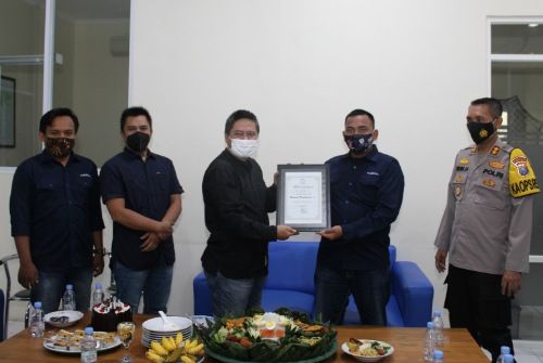 SAKSI SEJARAH: Direktur JPRM Abd Aziz menyerahkan sertifikat Dewan Pers kepada Pimred RadarMadura.id Lukman Hakim AG disaksikan Kapolres Bangkalan AKBP Didik Hariyanto dan kru JPRM. SAKSI SEJARAH: Direktur JPRM Abd Aziz menyerahkan sertifikat Dewan Pers kepada Pimred RadarMadura.id Lukman Hakim AG disaksikan Kapolres Bangkalan AKBP Didik Hariyanto dan kru JPRM.