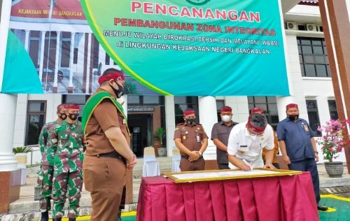 SOLID: Dari kiri, pegawai kejari, Dandim 0829, perwakilan Danlanal Batuporon, Kapolres, Bupati Bangkalan R. Abdul Latif Amin Imron, Kajari, Ketua DPRD, perwakilan dari PA, perwakilan PN, Rabu (7/4). SOLID: Dari kiri, pegawai kejari, Dandim 0829, perwakilan Danlanal Batuporon, Kapolres, Bupati Bangkalan R. Abdul Latif Amin Imron, Kajari, Ketua DPRD, perwakilan dari PA, perwakilan PN, Rabu (7/4).