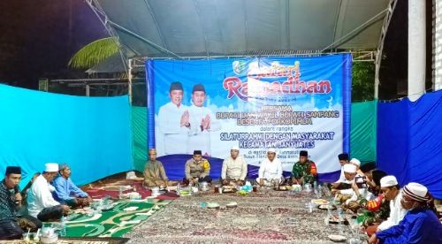 BERBAGI: Bupati Slamet Junaidi menyantuni anak yataim dalam acara Safari Ramadan di Desa Asem Jaran, Kecamatan Banyuates, kemarin. BERBAGI: Bupati Slamet Junaidi menyantuni anak yataim dalam acara Safari Ramadan di Desa Asem Jaran, Kecamatan Banyuates, kemarin.