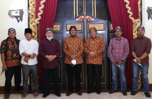 BERSINERGI: Direktur JPRM Abdul Aziz (tiga dari kiri) didampingi jajarannya foto bersama Bupati Sumenep Achmad Fauzi (empat dari kanan) di Pendapa Keraton Sumenep. BERSINERGI: Direktur JPRM Abdul Aziz (tiga dari kiri) didampingi jajarannya foto bersama Bupati Sumenep Achmad Fauzi (empat dari kanan) di Pendapa Keraton Sumenep.