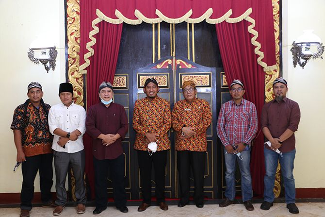 BERSINERGI: Dari kiri, Pemimpin Redaksi JPRM Luqman Hakim, HRD JPRM Akhmadi Yasid, Direktur JPRM Abdul Aziz, Bupati Sumenep Achmad Fauzi, Staf Ahli Edy Sutrisno, Kepala JPRM Biro Sumenep Hendriyanto, BERSINERGI: Dari kiri, Pemimpin Redaksi JPRM Luqman Hakim, HRD JPRM Akhmadi Yasid, Direktur JPRM Abdul Aziz, Bupati Sumenep Achmad Fauzi, Staf Ahli Edy Sutrisno, Kepala JPRM Biro Sumenep Hendriyanto,