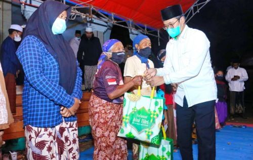MERAKYAT: Bupati Bangkalan R. Abdul Latif Amin Imron memberikan santunan kepada perempuan lansia di Desa Lantek Barat, Galis, Kamis (29/4) MERAKYAT: Bupati Bangkalan R. Abdul Latif Amin Imron memberikan santunan kepada perempuan lansia di Desa Lantek Barat, Galis, Kamis (29/4)