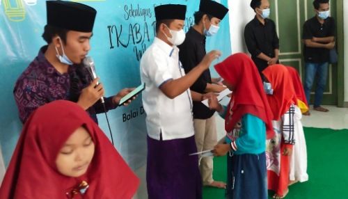 PEDULI: Ketua Umum DPD Ikaba Bangkalan Zona Barat Muarraf dan Ketua Umum Imaba Bangkalan Muhammad Alfian menyantuni anak yatim. PEDULI: Ketua Umum DPD Ikaba Bangkalan Zona Barat Muarraf dan Ketua Umum Imaba Bangkalan Muhammad Alfian menyantuni anak yatim.