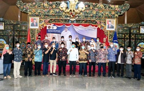 SOLID: Bupati Bangkalan R. Abdul Latif Amin Imron (kemeja putih) berfoto bersama perserta FGD virtual di Pendapa Agung, Kamis malam (29/4). SOLID: Bupati Bangkalan R. Abdul Latif Amin Imron (kemeja putih) berfoto bersama perserta FGD virtual di Pendapa Agung, Kamis malam (29/4).