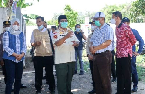 MEMBERIKAN INFORMASI: Wabup Bangkalan Mohni berbincang dengan Plt Kepala DPMD Pamekasan Achmad Faisol Saat meninjau pelaksanaan pilkades di Desa Martajasah. MEMBERIKAN INFORMASI: Wabup Bangkalan Mohni berbincang dengan Plt Kepala DPMD Pamekasan Achmad Faisol Saat meninjau pelaksanaan pilkades di Desa Martajasah.