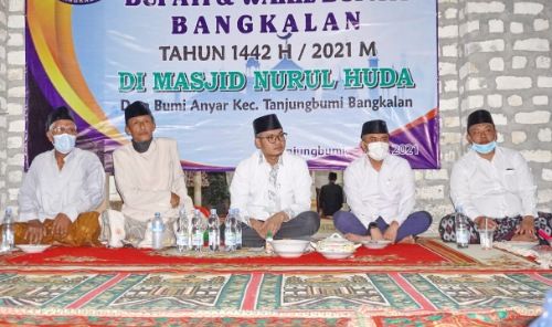 MENJARING ASPIRASI: Bupati Bangkalan R. Abdul Latif Amin Imron (tengah) didampingi Sekkab Moch. Taufan Zairinsjah (dua dari kanan) melaksanakan Safari Ramadan di Masjid Nurul Huda, Desa Bumi Anyar, Ke MENJARING ASPIRASI: Bupati Bangkalan R. Abdul Latif Amin Imron (tengah) didampingi Sekkab Moch. Taufan Zairinsjah (dua dari kanan) melaksanakan Safari Ramadan di Masjid Nurul Huda, Desa Bumi Anyar, Ke