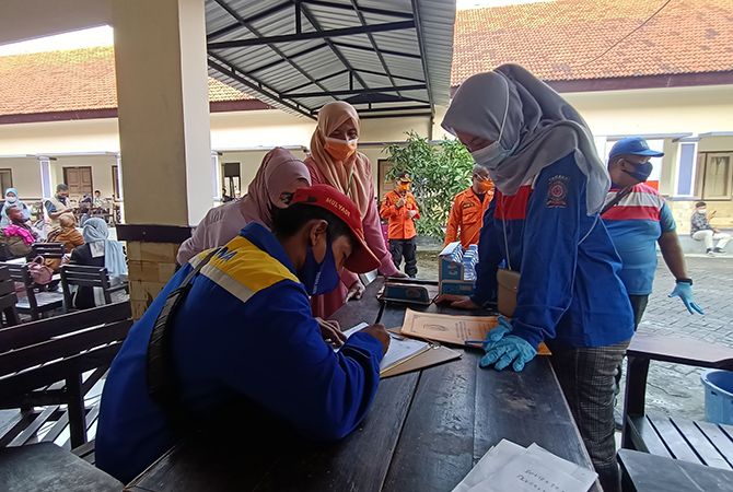 DIDATA: Anggota BPBD Sampang mendata PMI yang tiba di balai latihan kerja (BLK). DIDATA: Anggota BPBD Sampang mendata PMI yang tiba di balai latihan kerja (BLK).