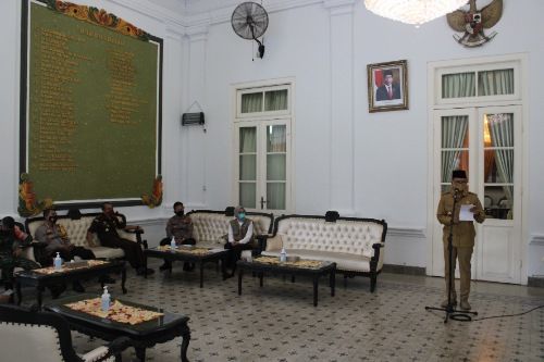 BERWIBAWA: Bupati Bangkalan Abdul Latif Amin Imron menyampaikan sambutan di depan forkopimnda dan Tim Pakar Satgas Covid-19 Nasional Diana di Pendapa Agung, Selasa (4/5). BERWIBAWA: Bupati Bangkalan Abdul Latif Amin Imron menyampaikan sambutan di depan forkopimnda dan Tim Pakar Satgas Covid-19 Nasional Diana di Pendapa Agung, Selasa (4/5).