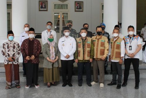 SOLID: Bupati Abdul Latif Amin Imron berfoto bersama kru PT Khalifah Incorporation di Pendapa Agung, Rabu (5/5). SOLID: Bupati Abdul Latif Amin Imron berfoto bersama kru PT Khalifah Incorporation di Pendapa Agung, Rabu (5/5).