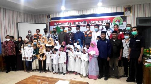 SOSIALIS: Kanti Wiyoto (kiri) dan Syaiful Anam (kanan) foto bersama anak yatim usai sharing media dan pemberian santunan. SOSIALIS: Kanti Wiyoto (kiri) dan Syaiful Anam (kanan) foto bersama anak yatim usai sharing media dan pemberian santunan.
