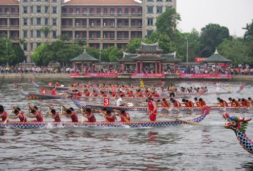 SEMARAK: Peserta beradu cepat dalam Festival Perahu Naga yang digelar setiap Juni. Festival ini dirayakan dengan berpedoman pada kalender tradisional Tiongkok. SEMARAK: Peserta beradu cepat dalam Festival Perahu Naga yang digelar setiap Juni. Festival ini dirayakan dengan berpedoman pada kalender tradisional Tiongkok.