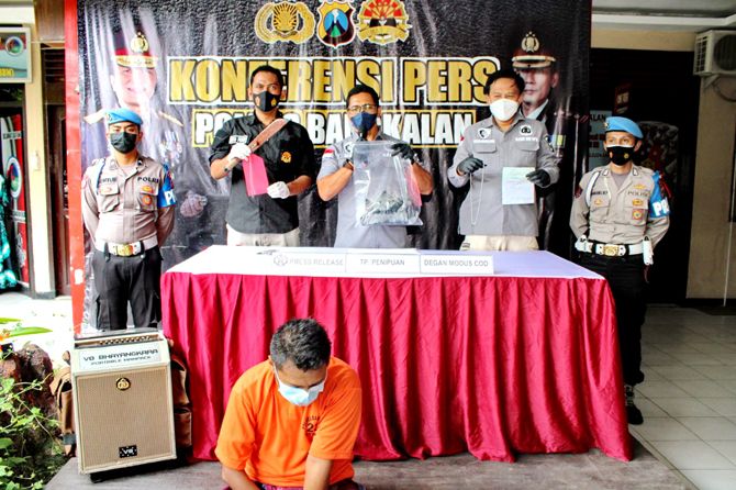 DITINDAK TEGAS: Kasatreskrim Polres Bangkalan AKP Sigit Nursiyo Dwiyugo (tengah) merilis kasus penipuan dan kepemilikan sajam kemarin. DITINDAK TEGAS: Kasatreskrim Polres Bangkalan AKP Sigit Nursiyo Dwiyugo (tengah) merilis kasus penipuan dan kepemilikan sajam kemarin.