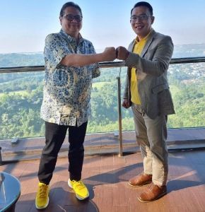 SEMRINGAH: Airlangga Hartarto melakukan salam adu kepalan tangan dengan Ridwan Kamil. SEMRINGAH: Airlangga Hartarto melakukan salam adu kepalan tangan dengan Ridwan Kamil.
