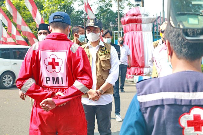 SIGAP: Bupati Bangkalan R. Abdul Latif Amin memberikan arahan kepada Tim Spraying Gunner Blower saat apel pelepasan di Jalan Letnan Abdullah kemarin. SIGAP: Bupati Bangkalan R. Abdul Latif Amin memberikan arahan kepada Tim Spraying Gunner Blower saat apel pelepasan di Jalan Letnan Abdullah kemarin.