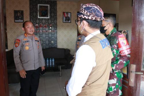 MENINJAU: Bupati Bangkalan Abdul Latif Amin Imron mengunjungi Mapolsek Arosbaya sebelum memberikan imbauan keliling. MENINJAU: Bupati Bangkalan Abdul Latif Amin Imron mengunjungi Mapolsek Arosbaya sebelum memberikan imbauan keliling.