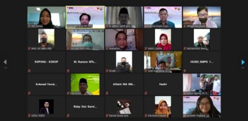 DARI MADURA UNTUK DUNIA: Bupati Bangkalan Abdul Latif Amin Imron, Koordinator PPI Dunia Choirul Anam, dan peserta Virtual International Education Fair foto bersama. DARI MADURA UNTUK DUNIA: Bupati Bangkalan Abdul Latif Amin Imron, Koordinator PPI Dunia Choirul Anam, dan peserta Virtual International Education Fair foto bersama.