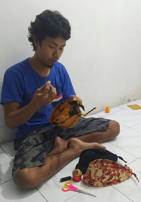 KREATIF: Anwar Sadat, warga Kecamatan Arosbaya, memeriksa hasil produksi odheng tongkosan di rumahnya kemarin. KREATIF: Anwar Sadat, warga Kecamatan Arosbaya, memeriksa hasil produksi odheng tongkosan di rumahnya kemarin.
