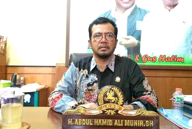 BERWIBAWA: Ketua DPRD Sumenep Abdul Hamid Ali Munir di ruang kerjanya. BERWIBAWA: Ketua DPRD Sumenep Abdul Hamid Ali Munir di ruang kerjanya.