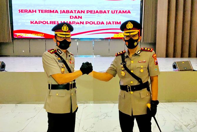 SIMBOLIS: AKBP Darman (kiri) berjabat tangan dengan Kapolres Sumenep AKBP Rahman Wijaya setelah pelaksanaan serah terima jabatan di Mapolda Jatim kemarin. SIMBOLIS: AKBP Darman (kiri) berjabat tangan dengan Kapolres Sumenep AKBP Rahman Wijaya setelah pelaksanaan serah terima jabatan di Mapolda Jatim kemarin.