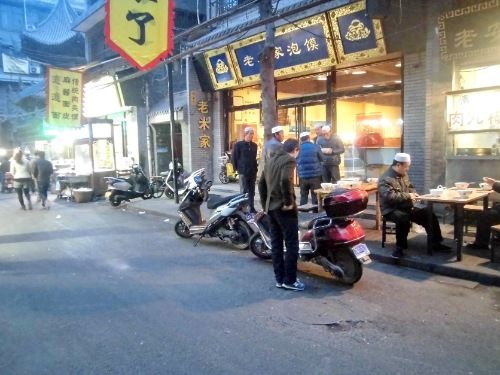 HALAL: Muslim street merupakan sebuah jalan khusus para pejalan kaki yang di sepanjang jalannya terdapat stan dan toko makanan serta suvenir. Tempat ini mampu menarik banyak wisatawan. HALAL: Muslim street merupakan sebuah jalan khusus para pejalan kaki yang di sepanjang jalannya terdapat stan dan toko makanan serta suvenir. Tempat ini mampu menarik banyak wisatawan.