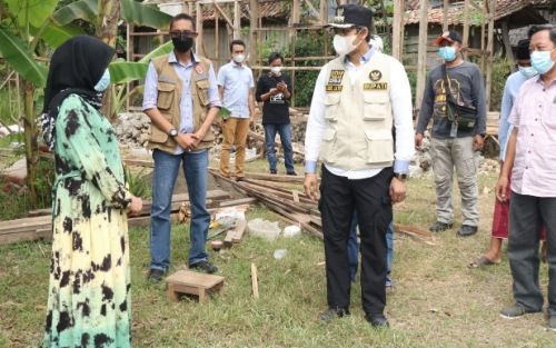 SUKA MENOLONG: Bupati Bangkalan R. Abdul Latif Amin Imron berbincang dengan Honiyah, warga Desa Separah, Kecamatan Galis, yang rumahnya rusak karena puting beliung, Sabtu (17/7). SUKA MENOLONG: Bupati Bangkalan R. Abdul Latif Amin Imron berbincang dengan Honiyah, warga Desa Separah, Kecamatan Galis, yang rumahnya rusak karena puting beliung, Sabtu (17/7).