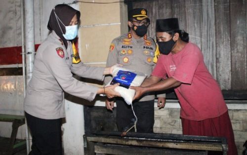 DARI KAPOLRI: Wakapolres Kompol Andjar Setijaningrum menyerahkan bantuan kepada PKL disaksikan Kapolres Bangkalan AKBP Alith Alarino. DARI KAPOLRI: Wakapolres Kompol Andjar Setijaningrum menyerahkan bantuan kepada PKL disaksikan Kapolres Bangkalan AKBP Alith Alarino.