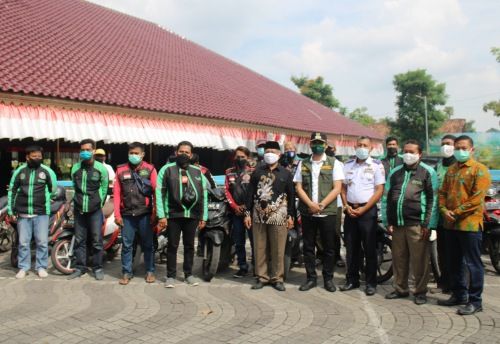 EGALITER: Bupati Bangkalan R. Abdul Latif Amin Imron foto bersama driver ojol dan sopir MPU di Pendapa Agung, Kamis (11/7). EGALITER: Bupati Bangkalan R. Abdul Latif Amin Imron foto bersama driver ojol dan sopir MPU di Pendapa Agung, Kamis (11/7).