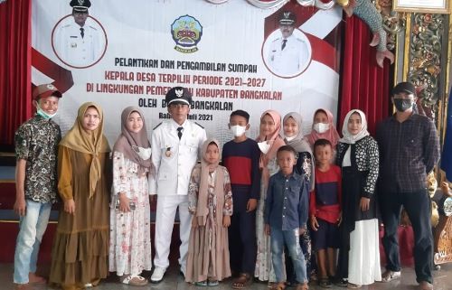 BAHAGIA: Kades Karpote Hasin Purwasih foto dengan famili usai pelantikan di Pendapa Agung Bangkalan. BAHAGIA: Kades Karpote Hasin Purwasih foto dengan famili usai pelantikan di Pendapa Agung Bangkalan.