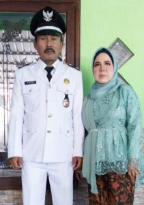 SERASI: Kepala Desa Gili Barat Maksum bersama istri usai mengikuti pelantikan secara virtual. SERASI: Kepala Desa Gili Barat Maksum bersama istri usai mengikuti pelantikan secara virtual.