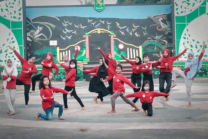 BERSEMANGAT: Penari yang tergabung dalam Jaringan Pegiat Tari (Gayatri) Sumenep saat melakukan latihan di area lapangan kesenian Sumenep beberapa waktu lalu. BERSEMANGAT: Penari yang tergabung dalam Jaringan Pegiat Tari (Gayatri) Sumenep saat melakukan latihan di area lapangan kesenian Sumenep beberapa waktu lalu.