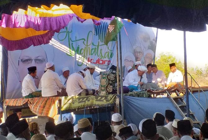 JAGA WARISAN LELUHUR: Sejumlah kiai memimpin istigotsah di Desa Badur, Kecamatan Batuputih, Sumenep, Selasa, 8 Oktober 2019. JAGA WARISAN LELUHUR: Sejumlah kiai memimpin istigotsah di Desa Badur, Kecamatan Batuputih, Sumenep, Selasa, 8 Oktober 2019.