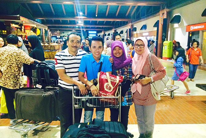 BERANGKAT MENIMBA ILMU: Rizky Dwi Kurniawan foto bersama keluarga saat keberangkatan pertama ke Jerman pada 2015. BERANGKAT MENIMBA ILMU: Rizky Dwi Kurniawan foto bersama keluarga saat keberangkatan pertama ke Jerman pada 2015.