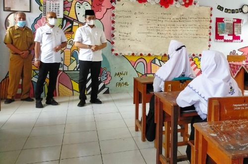 TAAT PROKES: Bupati Bangkalan R. Abdul Latif Amin Imron didampingi Kepala Disdik Bambang Budi Mustika memantau PTM di SMPN 1 Bangkalan, Senin (6/9). TAAT PROKES: Bupati Bangkalan R. Abdul Latif Amin Imron didampingi Kepala Disdik Bambang Budi Mustika memantau PTM di SMPN 1 Bangkalan, Senin (6/9).