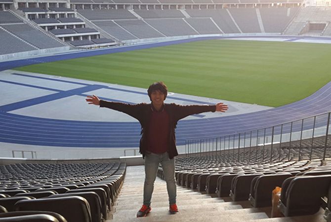 LUAS: Rizky Dwi Kurniawan berpose di Stadion terbesar di Jerman Olympiastadion Berlin. LUAS: Rizky Dwi Kurniawan berpose di Stadion terbesar di Jerman Olympiastadion Berlin.