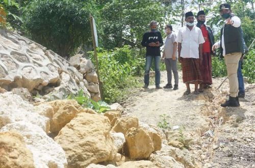 SOLUTIF: Bupati Bangkalan R. Abdul Latif Imron mengunjungi akses jalan yang terputus akibat tebing pembatas longsor di Dusun Larlar, Desa Tlagah, Kecamatan Galis, Minggu (12/9). SOLUTIF: Bupati Bangkalan R. Abdul Latif Imron mengunjungi akses jalan yang terputus akibat tebing pembatas longsor di Dusun Larlar, Desa Tlagah, Kecamatan Galis, Minggu (12/9).