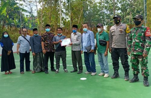 BERMANFAAT: Kades Tobai Barat Edy Sukamto (lima dari kanan) melakukan serah terima lapangan futsal ke BUMDes. BERMANFAAT: Kades Tobai Barat Edy Sukamto (lima dari kanan) melakukan serah terima lapangan futsal ke BUMDes.