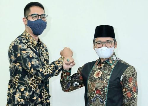TAAT PROKES: Bupati Bangkalan R. Abdul Latif Amin Imron kanan bersalaman dengan Stafsus Menteri Investasi Pradana di Jakarta Kamis (23/9). TAAT PROKES: Bupati Bangkalan R. Abdul Latif Amin Imron kanan bersalaman dengan Stafsus Menteri Investasi Pradana di Jakarta Kamis (23/9).