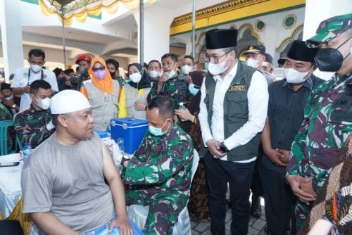 Bupati Ra Latif Kunjungi Tiga Pesantren, Pantau Vaksinasi Bupati Ra Latif Kunjungi Tiga Pesantren, Pantau Vaksinasi