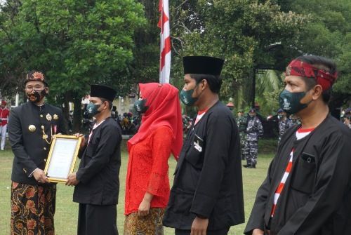 Bupati Ra Latif Beri Penghargaan 54 Kades Bupati Ra Latif Beri Penghargaan 54 Kades
