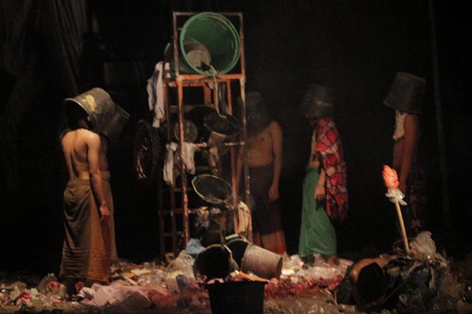 Serpihan Narasi Melayang di Atas Animal Plasticum Serpihan Narasi Melayang di Atas Animal Plasticum