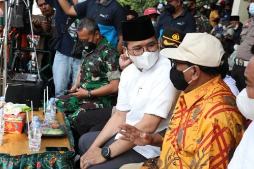 Ra Latif Serahkan Hadiah kepada Pemenang Karapan Sapi Bupati Cup Ra Latif Serahkan Hadiah kepada Pemenang Karapan Sapi Bupati Cup