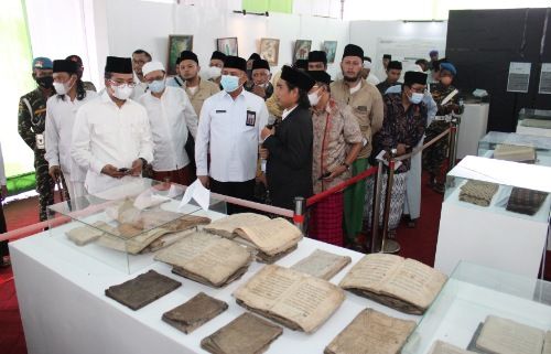 Bupati Ra Latif Buka Pameran Sejarah dan Turots Syaikhona Kholil Bupati Ra Latif Buka Pameran Sejarah dan Turots Syaikhona Kholil