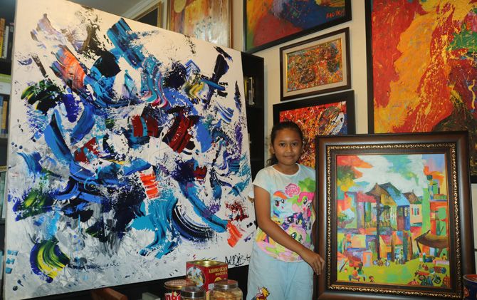 Nadira Zahra Ramadani menunjukkan karya lukis miliknya.