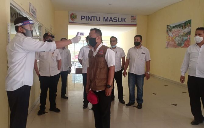 Amat Susilo mengecek penerapan pengukuran suhu badan pengunjung di objek wisata Ubalan Waterpark Pacet. Amat Susilo mengecek penerapan pengukuran suhu badan pengunjung di objek wisata Ubalan Waterpark Pacet.
